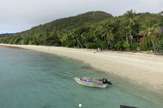 Der Hauptstrand direkt am Resort und der Anlegestelle