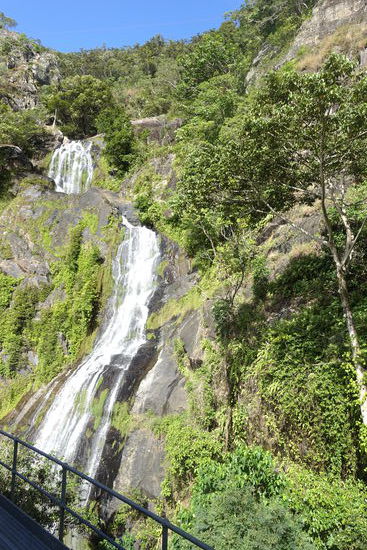 Da jetzt Trockenzeit "dry season" herrscht, bieten die Wasserfälle nur ein Rinnsal. Zur "wet season" erinnern sie laut Fototafel durchaus an die Niagarafälle.