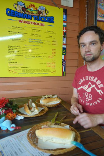 ...ganz besonders überraschend war das German Tucker Wursthaus. Zu "zieh dich aus kleine Maus, mach dich nackig" konnten wir Thüringer Bratwurst mit Sauerkraut oder auch ohne genießen. Bockwurst und Weißwurst, die leider ausverkauft war, standen auch auf der Karte. Und ganz deutlich die Warnung vor deutscher Musik. 
Oh je...als nächstes kam "10 nackte Frisösen..." oder so ähnlich. Jedenfalls hatten die deutschen Mädels gut zu tun, denn das Wursthaus war sehr gut besucht. Aber ehrlich gesagt, haben wir schonmal bessere Bratwurst gegessen.