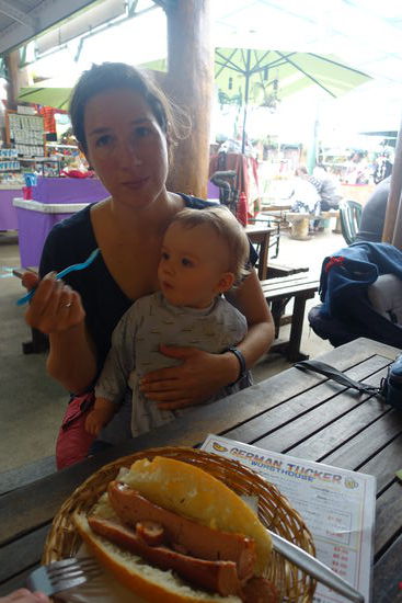 Emil fand seine Bockwurst super lecker 