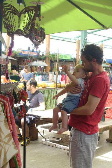 Fasziniert war Emil von den bunten Windspielen auf dem Markt