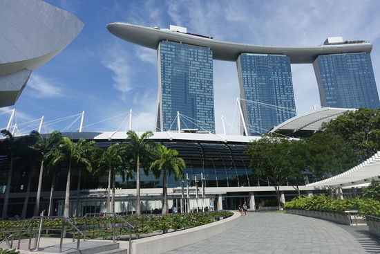 Das Marina Bay Sands Hotel mit Infinity Pool auf dem Dach. Abends waren wir auf dem Skydeck Observation Deck. Zum Pool haben nur Hotelgäste Zugang.