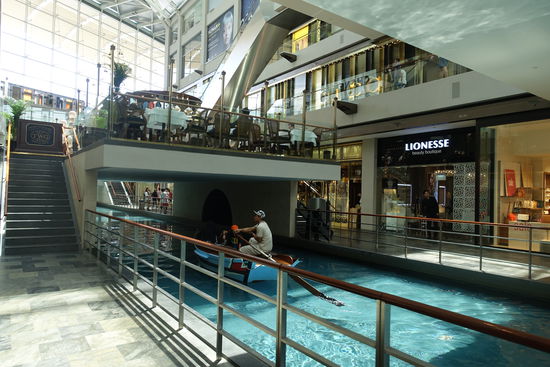 Gondeln in der Shoppingmall - hier lässt es sich bei 35 Grad Außentemperatur und hoher Luftfeuchtigkeit am besten aushalten.