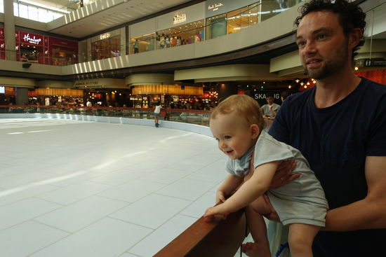 Schlittschuhlaufen in der Mall, am liebsten wäre Emil auch über die Bande geklettert.