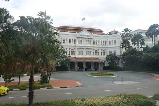 Das legendäre The Raffels Hotel. 
Gestern haben wir dann eine Hopp on Hopp off Bus Tour gestartet, bis wir gemerkt haben, dass Emil fiebrig wirkte und dann zum Hotel zurück sind. Er hatte tatsächlich das erste Mal in seinem fast einjährigen Leben Fieber. Später gegen Abend würde es schon besser.