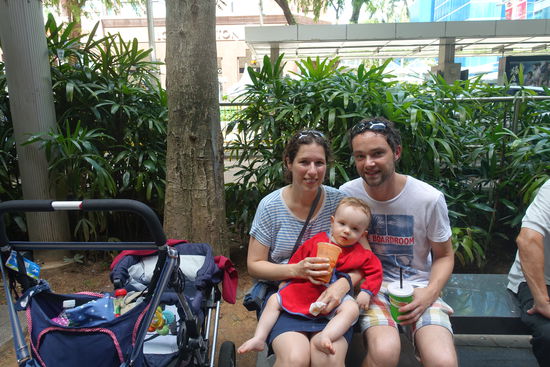 Auch hier gibt es Boost Juice - Möhrensaft für Emil. Da fühlte er sich schon nicht so wohl, aber an Fieber dachten wir noch nicht.