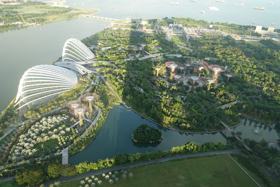 Blick auf die Gardens by the Bay vom Skypark Marina Bay Sands