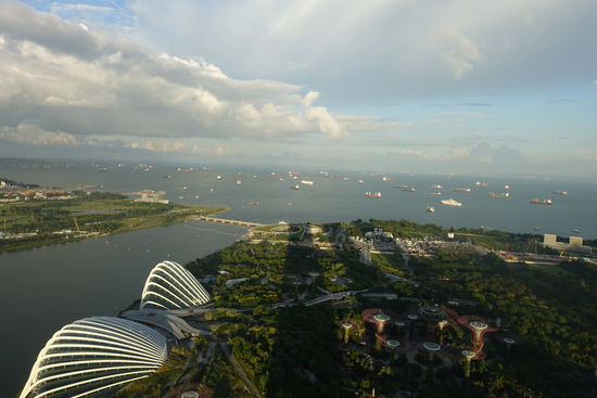 Der Schatten der drei Türme des Marina Bay Sands