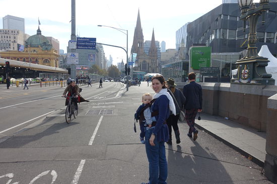 Wir laufen auf die Flinders Station und Federation Square zu