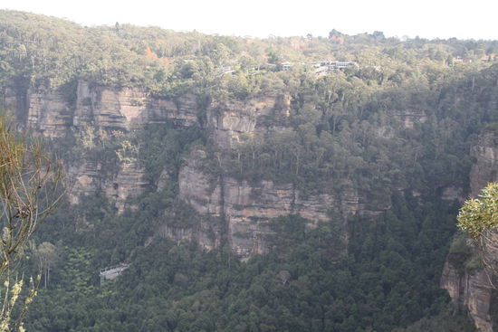 Blick auf die Scenic Railway. Oben mittig die Station, unten links die Endstation