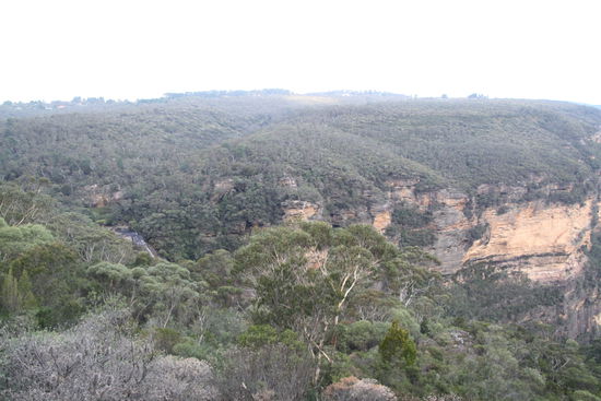 Blick auf die Wentworth Falls - schwach im linken mittleren Teil des Bildes zu erkennen