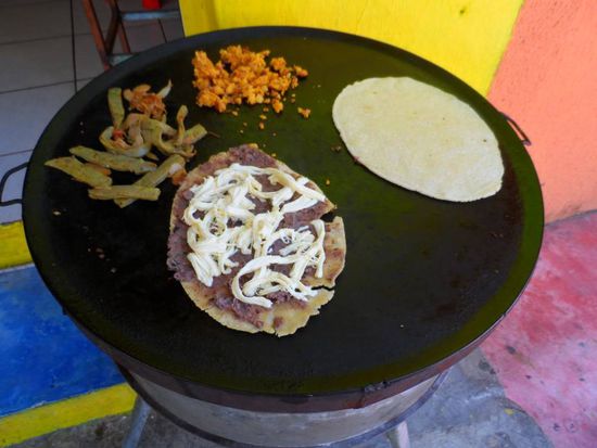 Da wird gerade mein Fruehstueck zubereitet. Mhhhhhhh. Lecker Taco(oder so aehnlich?) mit Bohnen, Kaese, Mais, Tomaten, Salat, Zwiebel und Pilzen 