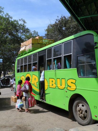 Dann doch lieber einen klassischen Bus. Ok da sind zwar auch unterwegs mal die Kisten vom Dach gefallen und wir hatten eine Reifenpanne, aber wir sind angekommen 