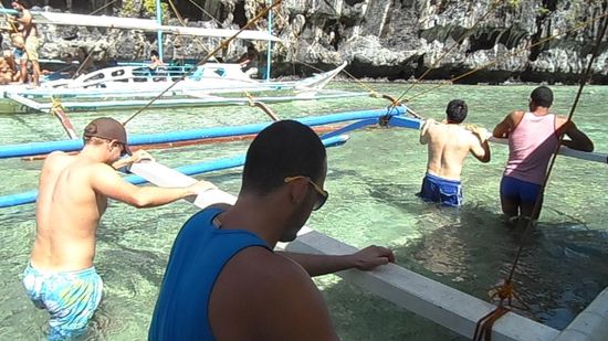 zwischendurch laufen wir auf Grund und muessen das Boot anschieben