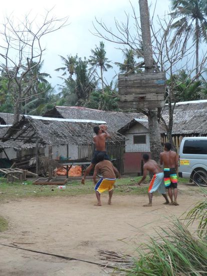 Die Filipinos sind trotz ihrer Groesse begeisterte Basketballspieler