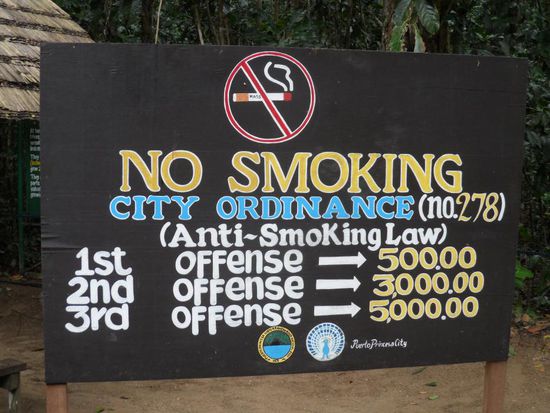 No Smoking!
Beim 3. Mal Muell wegwerfen gibt es zur saftigen Geldstrafe auch noch 2 Monate Knast. Das scheint zu wirken, die Strassen sind sauber 