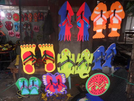 Die coolsten Flip Flops ever! Ich frage mich nur wie man mit der Wassermelone gehen soll  Oder wer sich Penis Flip Flops kauft???