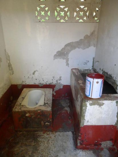 Eine typische Toilette mit handbetriebener Wasserspuelung