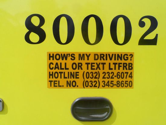 Das steht auf der Rueckseite vom jedem Taxi und Bus