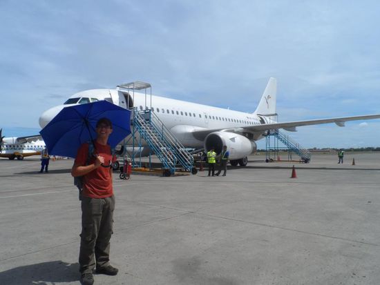 Fuer den Weg vom Terminal zum Flieger gab es Sonnenschirme 
