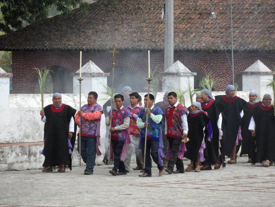 Alle raus aus der Kirche und eine Runde ueber den Kirchplatz drehen.....