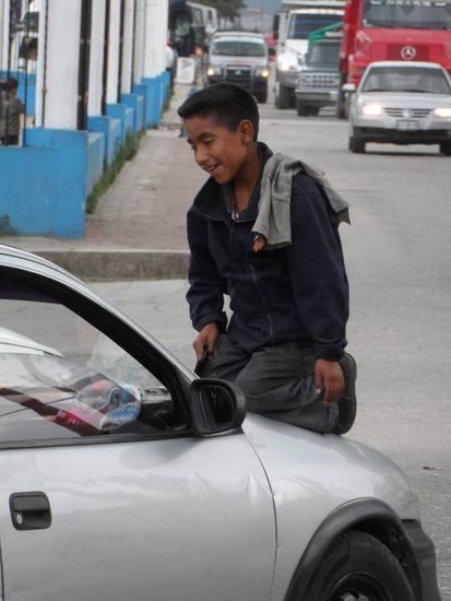 Raetselspass Teil III - Wieso kniet der Junge auf der Motorhaube?