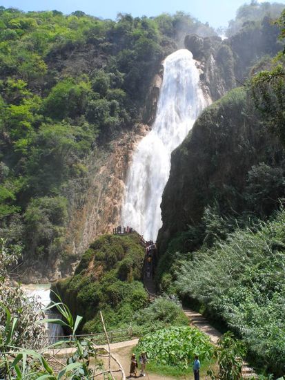 Der "Brautschleier" (wenn ich das richtig uebersetzt habe) mit ueber 120m  Hoehe das Highlight. Nach dem anstrengenden Aufstieg ist die Dusche die man dort bekommt sehr erfrischend 