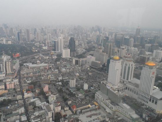Ausblick von Thailands hoechstem Hotel auf die Mega City