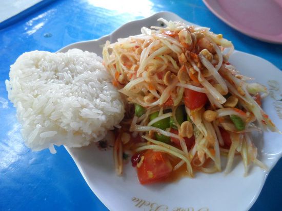Mhhhhh scharfer Papaya Salat mit sticky rice - LECKER
Das Essen in Thailand ist echt der Hammer! Sau lecker und guenstig.
