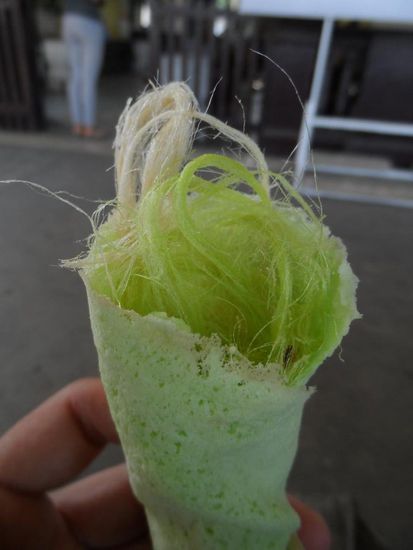 Und zum Nachtisch noch ein bisschen thailaendische Zuckerwatte und dann wieder mit dem Zug zurueck nach Bangkok