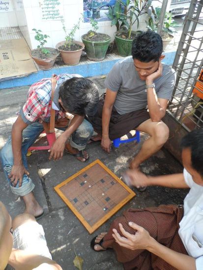 Mensch aerger dich nicht in der Myanmar Version