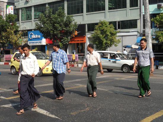 Mann traegt Rock in Myanmar