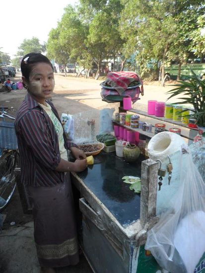 Gibt es hier an jeder Ecke: Betelnussstand
