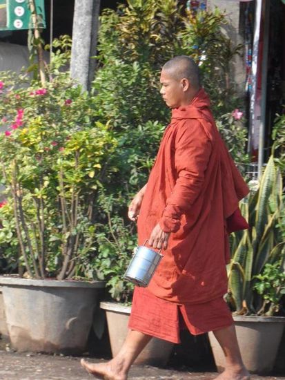 Mit dem Henkelmann beim Sammeln von Essensspenden