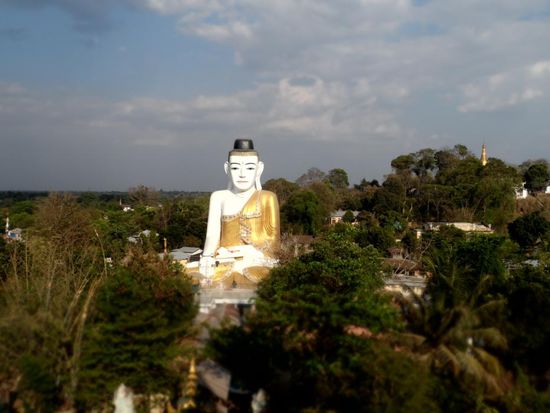 Riesige Buddhastatur