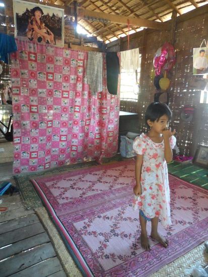 Die kleine steht gerade auf dem Bett. Kein Scherz. Ich finde harte Matratzen ja zwar gut aber das waere mir dann doch ne Nummer zu krass.