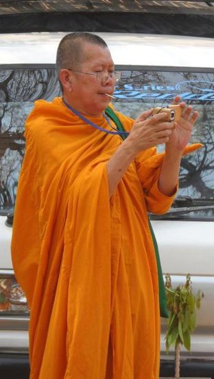 oder auch mal rauchend mit Kamera, nicht unbedingt die Vorstellung die man in Europa von einem Moench hat