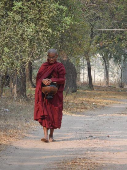 Moench beim allmorgendlichen Allmosengang