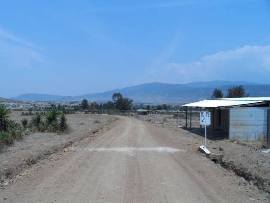 Toll auch auf unasphaltierten Strassen auf den man eh nur max 30km/h fahren kann ist noch Platz fuer Bremshuegel 