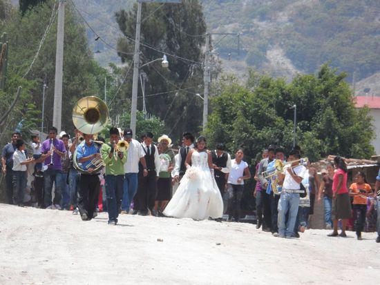 Zu den schoensten Momenten einer Reise zaehlen die Momente die ungeplant passieren, so wie dieser:
Man hoert eine Musikkapelle und ploetzlich kommt eine Band samt Brautpaar um die Strassenecke. Also faehrt der Pickup rechts ran um die Festgesellschaft vorbei ziehen zu lassen. Nice 