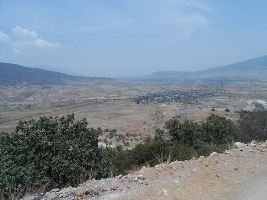 Die Strecke nach Hierve el aqua ist echt schoen. Die Landschaft wechselt zwischen absoluter Trockenheit (so wie sich die meisten von euch wahrscheinlich Mexiko vorstellen - mit Kakteen etc.) bis hin zu gruenen Waeldern. Eigentlich gehts nur einmal einen Berg rauf und wieder herunter aber wegen der vielen Kurven brauchen wir ne 3/4 Stunde fuer die ca. 10km.