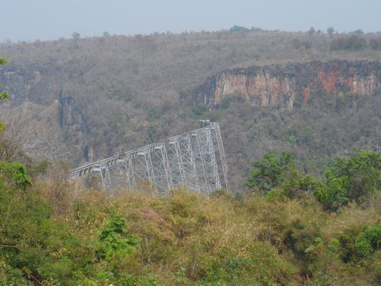 Da kann man nochmal gut an seiner Hoehenangst arbeiten und ein bisschen Vertrauen in diese Bruecke braucht es auch