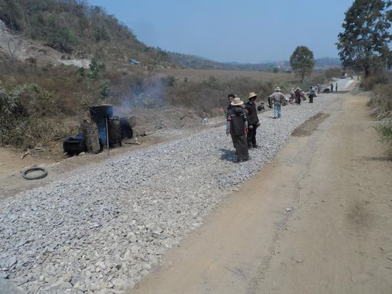 Strassenbau ist in Myanmar Handarbeit (wie eigentlich alles hier)