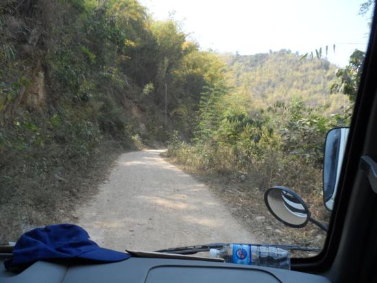 Die komplette Strasse ist einspurig wird aber natuerlich in beide Richtungen befahren. Das wird besonders bei den engen Kurven zu einem richtigen "Spass". Aber dafuer ist die Landschaft echt schoen.