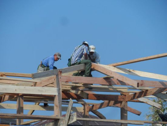 Neubau. 
Vor ein paar Monaten hat ein Grossfeuer einen halben Strassenzug abgefackelt. Tja Holzhaeuser und offenes Feuer zum kochen kann zum Problem werden