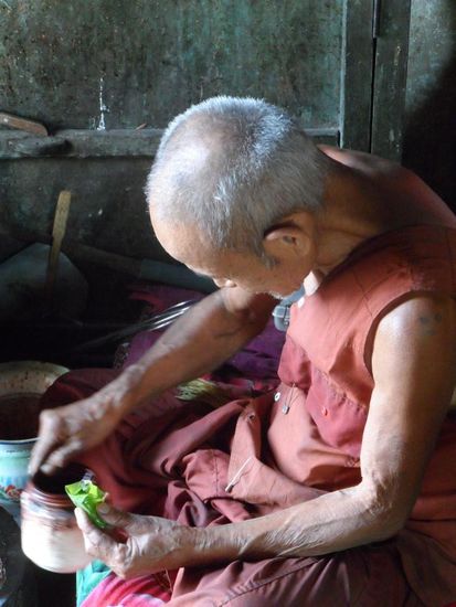 Ob Buddha das erlaubt? (Betelnuss kauende Moenche)