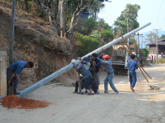 und diesmal haben wir den Jungs auch geholfen, puh ganz schoen schwer so ein bloeder Strommast