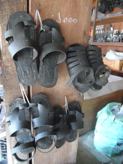 selbstgemachte Schuhe auf dem Markt in Hsipaw