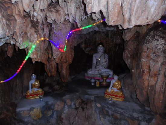 Tempel in einer Hoehle auf dem Weg zum Wasserfall