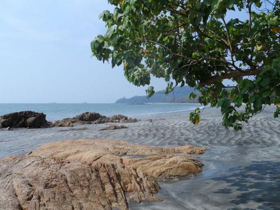 Tolle Muster im Sand statt weissem Pulverstrand, da bin ich natuerlich wieder im Fotorausch